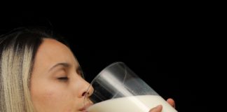 © Pexel Frau trinkt Milch