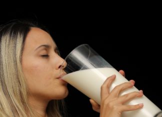 © Pexel Frau trinkt Milch