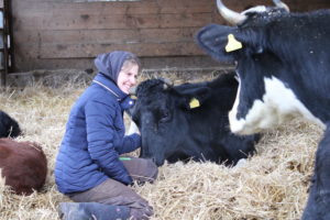 Astrids Milchkühe dürfen Mütter sein: Wie diese Landwirtin heute schon eine landwirtschaftliche Zukunft lebt, die Du lieben wirst.